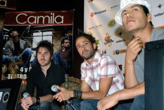 El nuevo tema "Fugitivos" reúne a los tres vocalistas originales de Camila