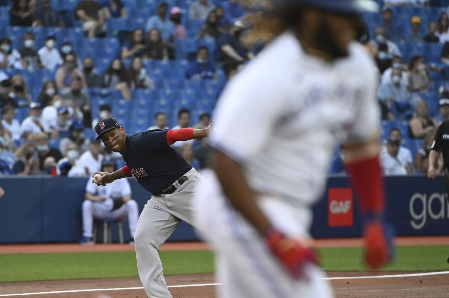 Con hit de Araúz, Boston divide doble cartelera con Azulejos