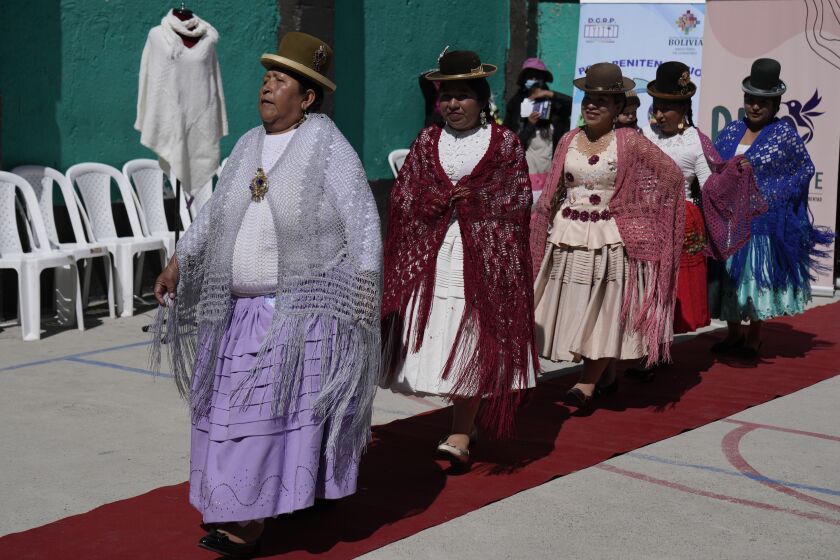 Las reclusas desfilan luciendo creaciones hechas por otras presas en un desfile de moda patrocinado por el programa "Emprendiendo para ser libres" en la prisión de mujeres de Obrajes en La Paz, Bolivia, el martes 23 de mayo de 2023. (AP Foto/Juan Karita)