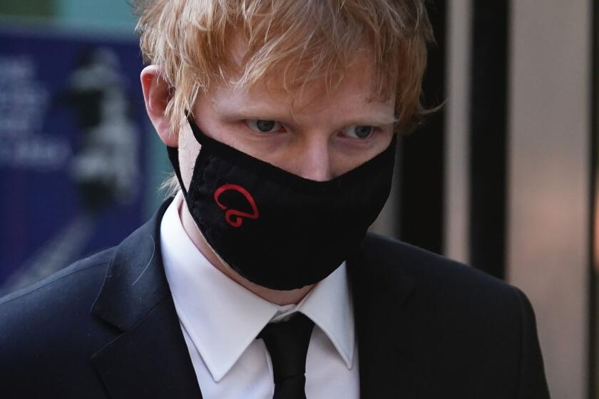 El músico británico Ed Sheeran, a la salida de un juzgado en el centro de Londres, el 7 de marzo de 2022. (Aaron Chown/PA via AP)
