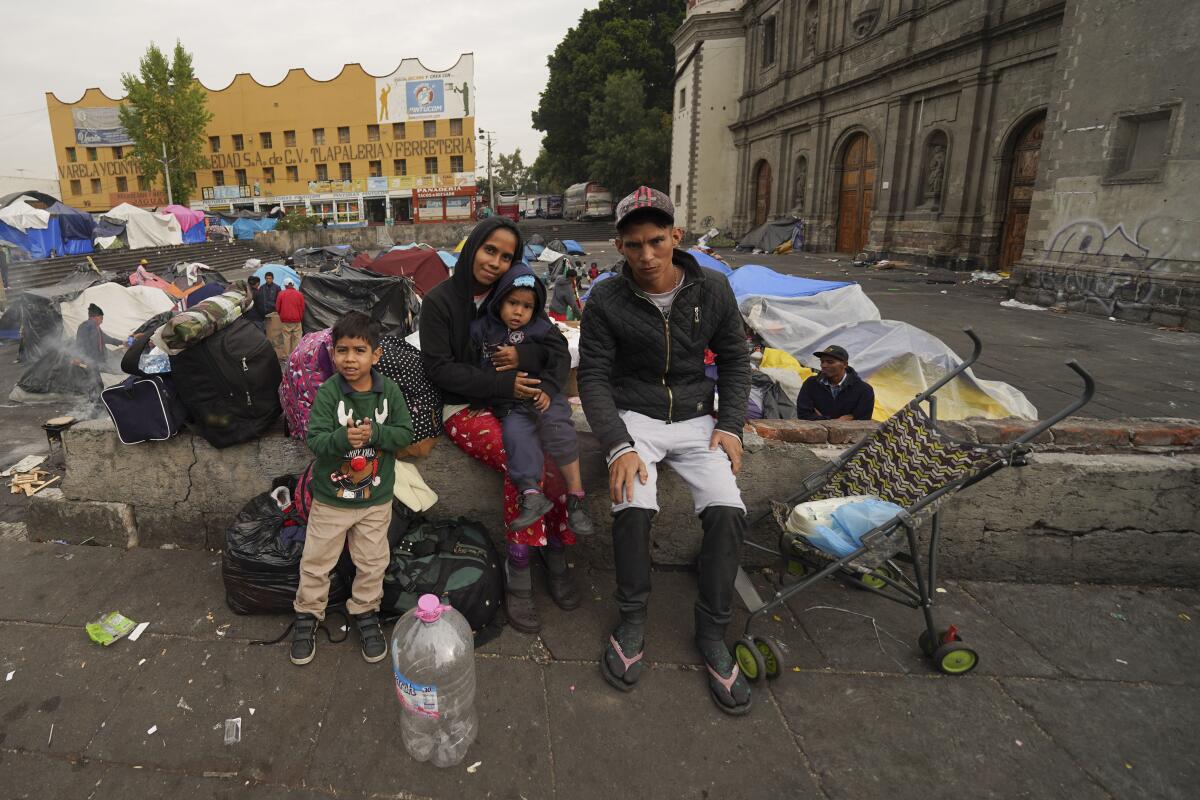 La familia Aguilar Bastida, procedente de Venezuela, fuera de la iglesia de la Santa Cruz y La Soledad, 