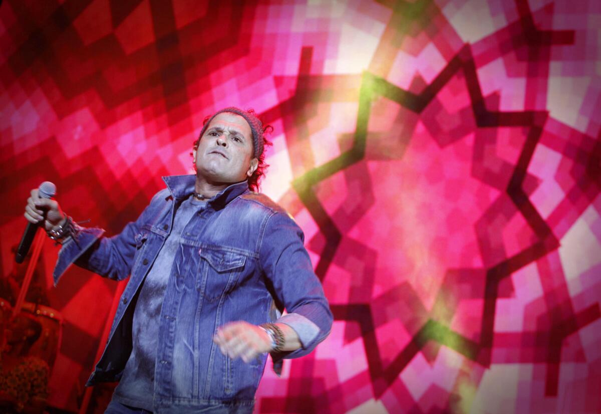 El compositor colombiano Carlos Vives durante su actuación en el Coliseum de A Coruña, incluido en su gira por España con su espectáculo "La fiesta de todos".