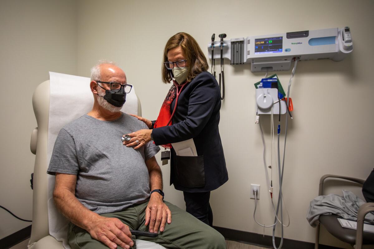  Dr. Leslie Saxon, right, speaks with Los Angeles Times columnist Steve Lopez on Tuesday, Jan. 17, 2023,