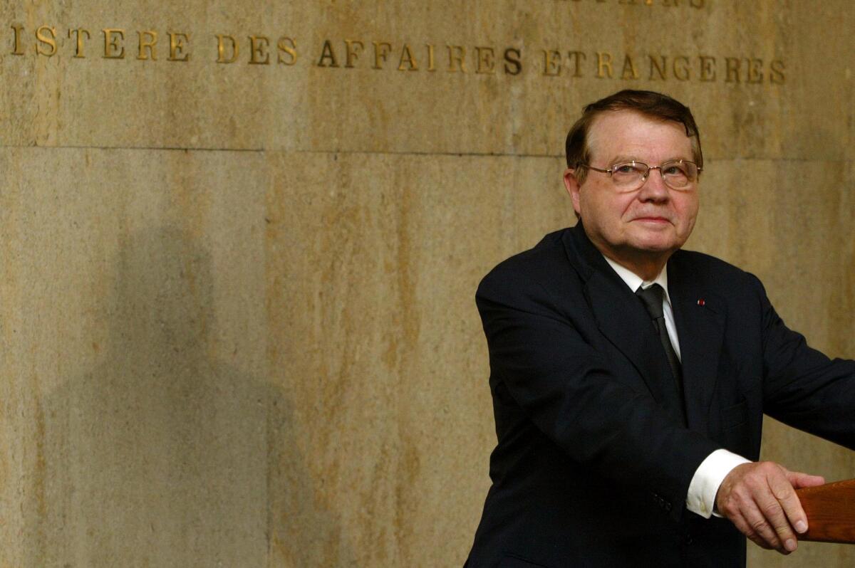 Luc Montagnier stands at a lectern.