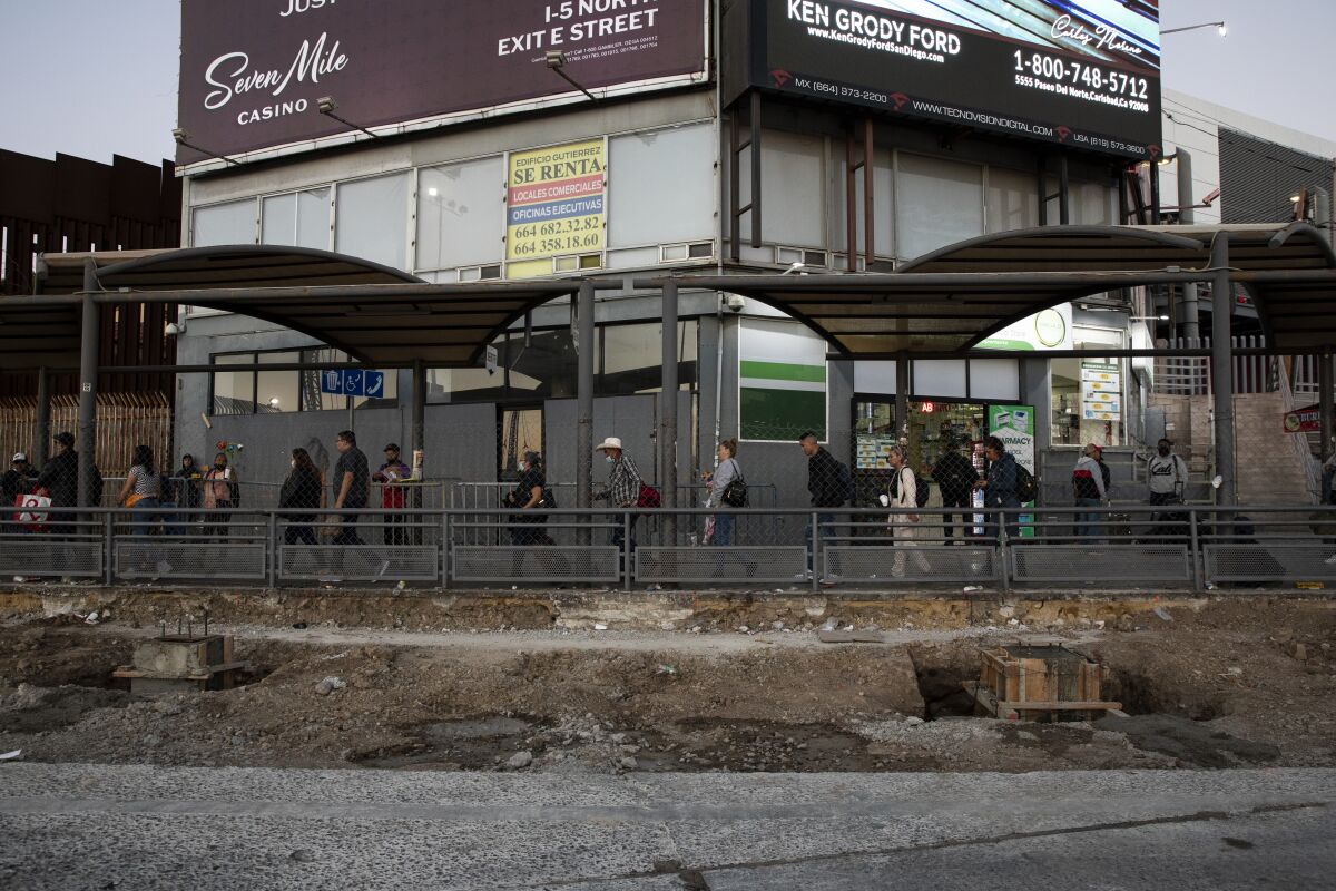 Fila peatonal de Tijuana a San Ysidro el 18 de noviembre de 2022