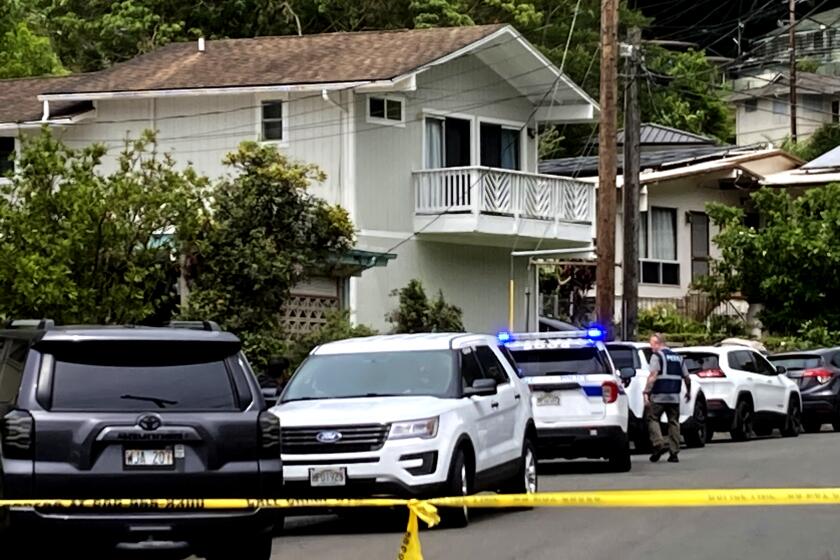 En esta fotografía del 10 de marzo de 2024, la policía de Honolulu investiga los asesinatos de varias personas en una casa en el vecindario Manoa, en Hawai. (Foto Craig T. Kojima/Honolulu Star-Advertiser vía AP, Archivo)