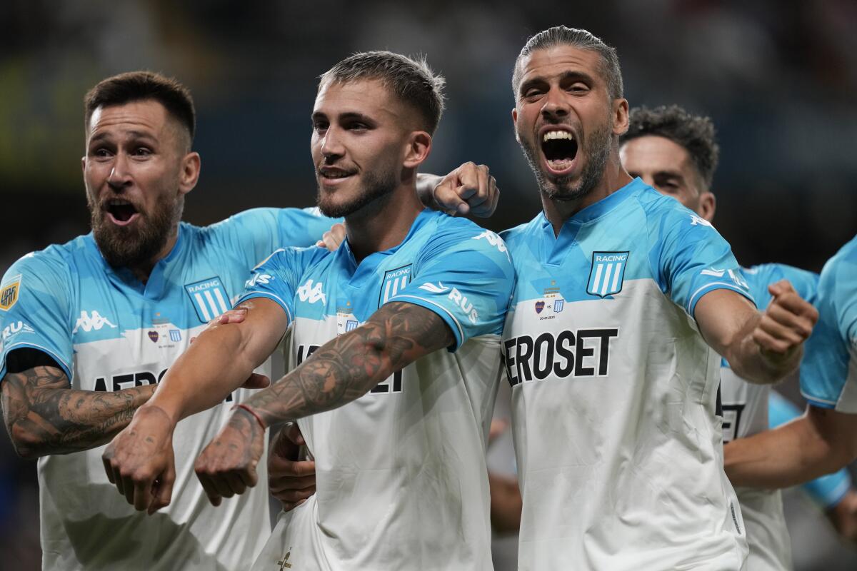 Jugadores del Racing Club celebran tras el gol de la victoria en la final de la Supercopa Internacional