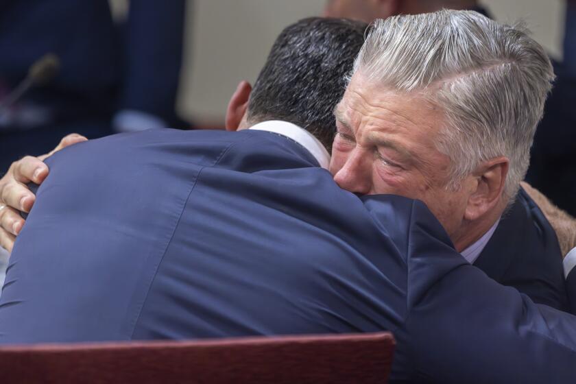 ARCHIVO – El actor Alec Baldwin, derecha, abraza a su abogado defensor, Alex Spiro, después de que la jueza del tribunal de distrito, Mary Marlowe Sommer, desestimó el caso de homicidio involuntario, el 12 de julio de 2024, en Santa Fe, Nuevo México, por la muerte, ocurrida en 2021, de la directora de fotografía Halyna Hutchins en la filmación de la película "Rust". (Luis Sánchez Saturno/Santa Fe New Mexican vía AP, Pool, Archivo)