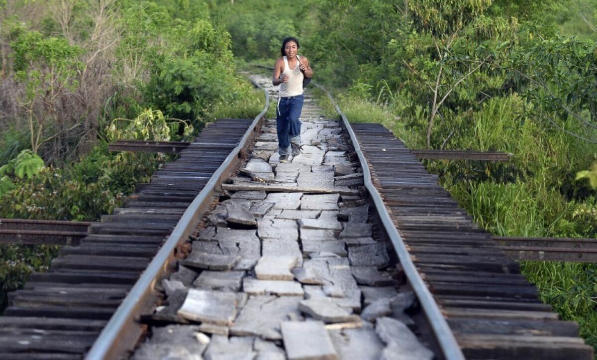 Un migrante corre para intentar subirse al tren conocido como ‘La Bestia’, en Chacamax, Chiapas, el mes pasado. Cientos de migrantes centroamericanos deben librar varios obstáculos en su intento por llegar a Estados Unidos.