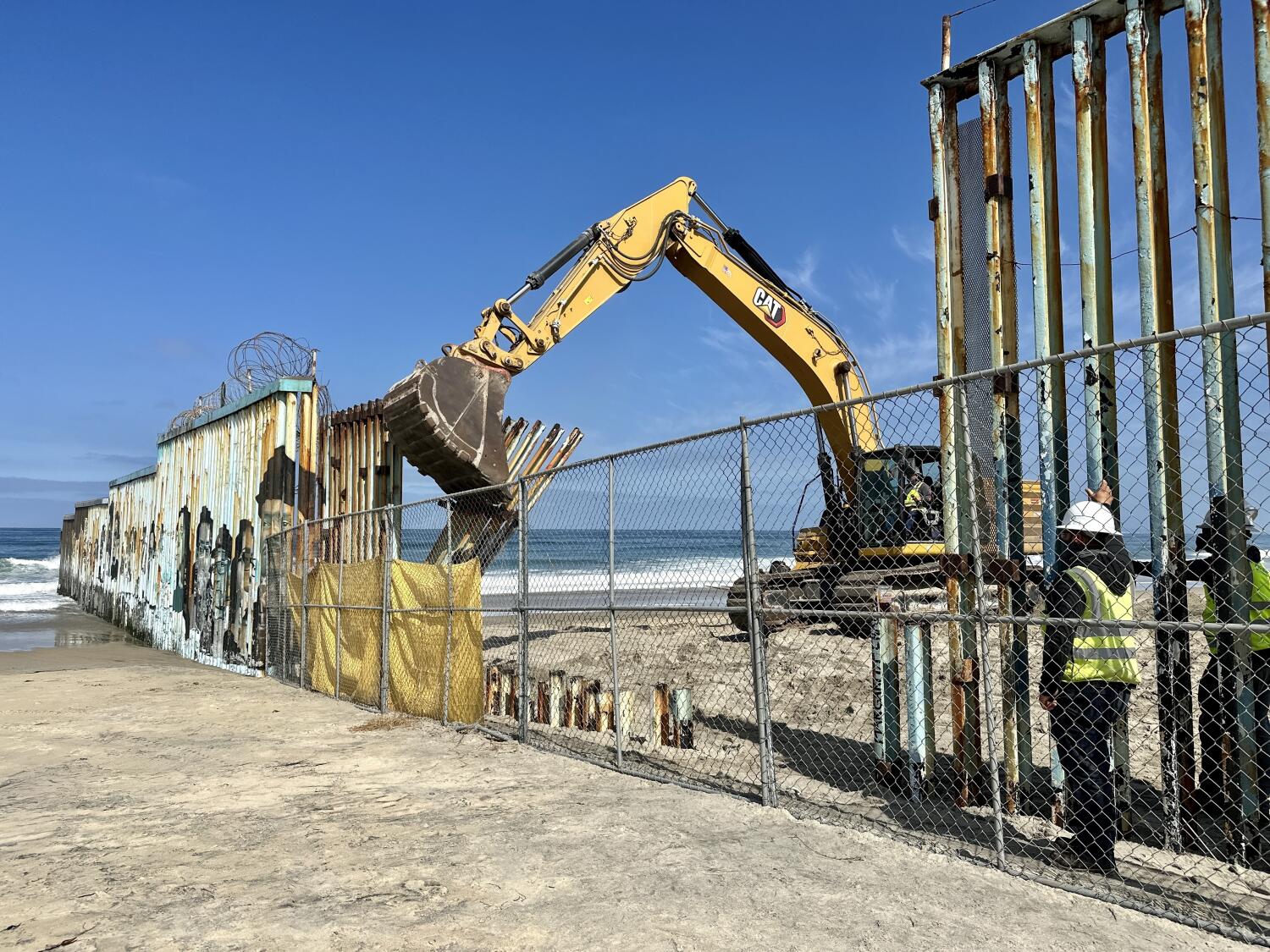 Videos muestran a migrantes cruzando por área de construcción en la frontera