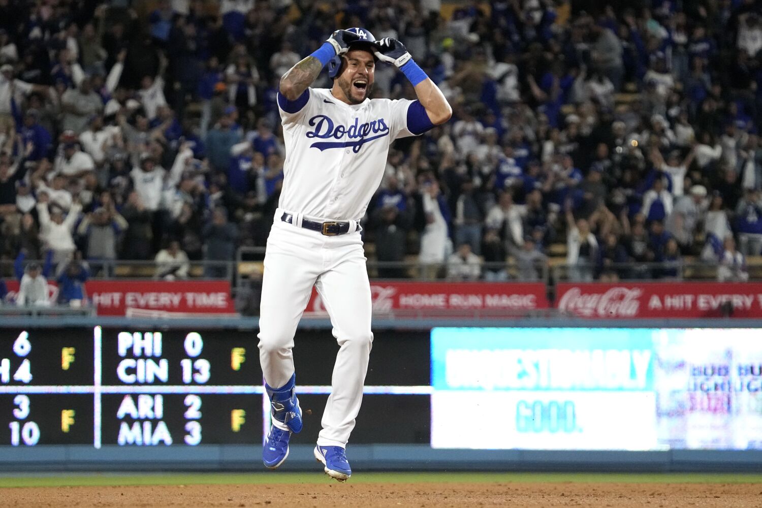 David Peralta's two-run single in ninth lifts Dodgers over Cubs on Jackie Robinson Day