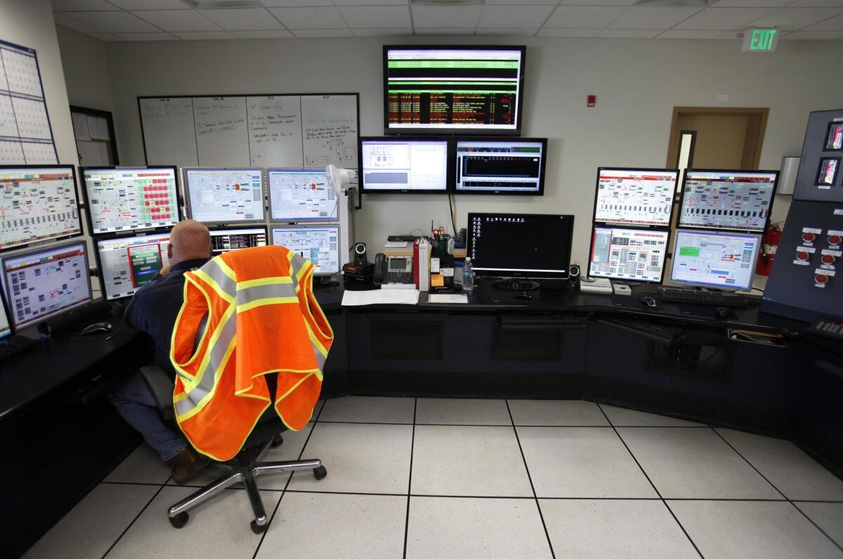 Earl Giffin, un técnico de la planta de energía, monitorea la sala de control en la planta Pacific Gas & Electrics Colusa, cerca de Maxwell, California, el martes 15 de noviembre de 2011.