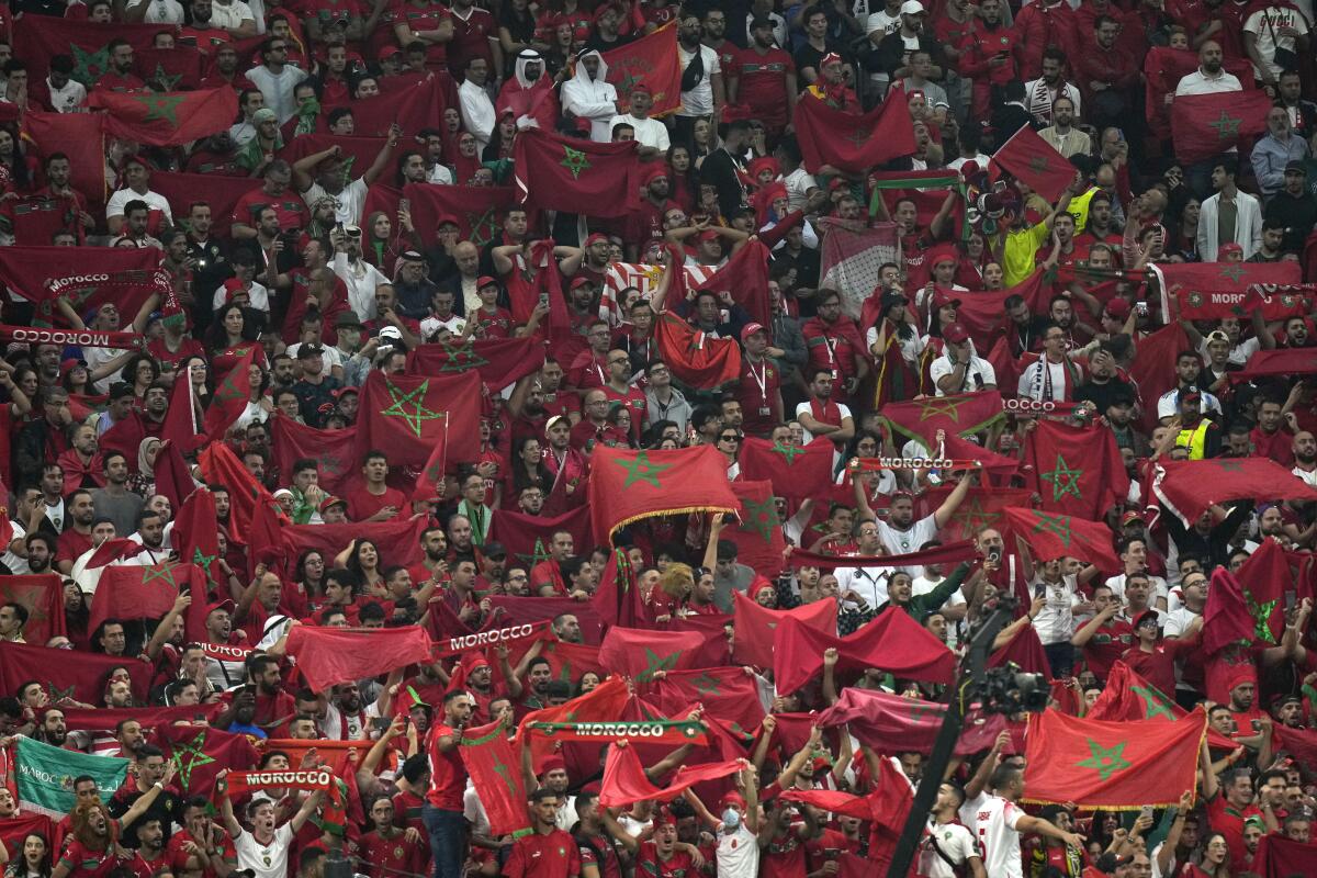Hinchas de Marruecos durante la semifinal entre Francia y Marreucos en el estadio Al Bayt en Jor, Qatar