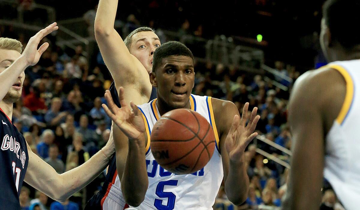 Bruins forward Kevon Looney dishes an assist to teammate Isaac Hamilton against Gonzaga on Saturday night at Pauley Pavilion.