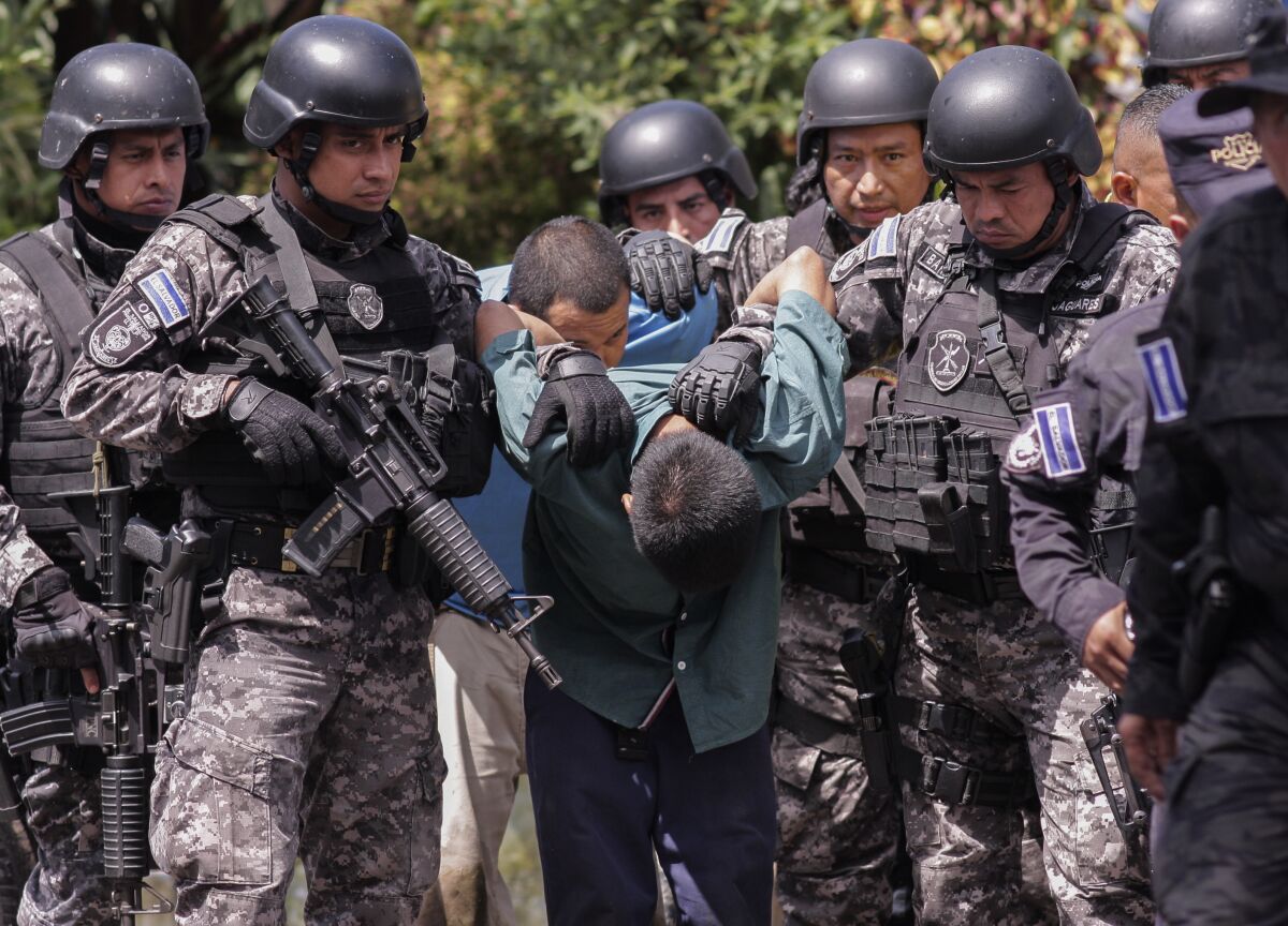 En su lucha contra las pandillas, el Estado salvadoreño esta recuperando los espacios cedidos por el neoliberalismo", dice Dagoberto Gutiérrez, excomandante de la guerrilla salvadoreña. En la foto, fuerzas Especiales de la Policía Nacional Civil trasladan a hombres detenidos por sus posibles vínculos con pandillas en Comasagua, El Salvador, el lunes 3 de octubre de 2022.