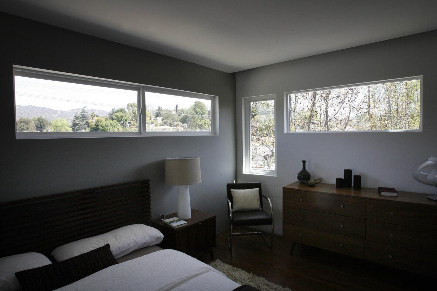 At the Rock Row small-lot development in the Eagle rock neighborhood of L.A., landscape windows carefully frame views of treetops and mountains, allowing in natural light while cropping out neighboring buildings and Yosemite Avenue traffic. Full gallery More Home Inspiration galleries