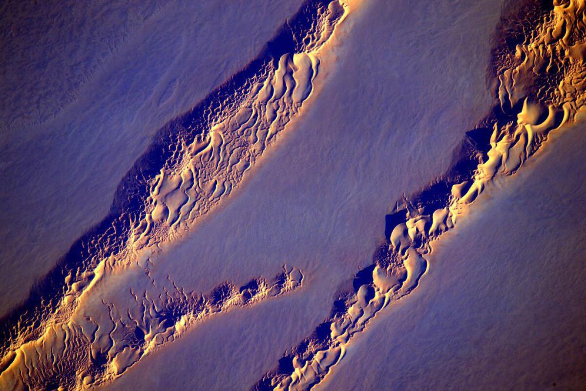 "#EarthArt Desert dunes. #YearInSpace pic.twitter.com/eRMu9BUKif"