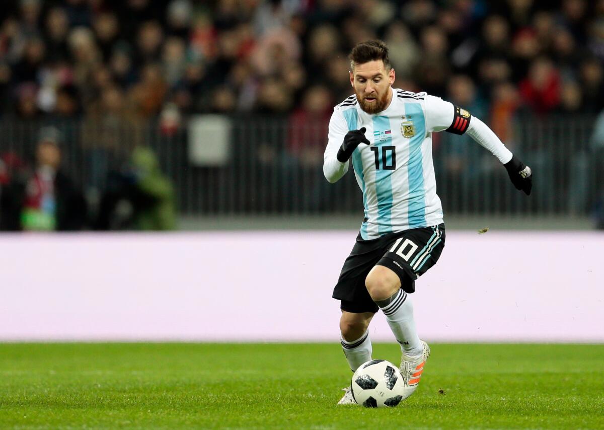 ARCHIVO - En esta foto del 11 de noviembre de 2017, el delantero argentino Lionel Messi conduce el balón durante el partido amistoso ante Rusia en el estadio Luzhniki de Moscú.