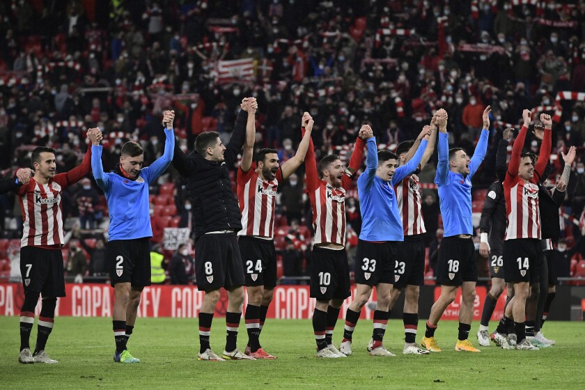 Los jugadores del Athletic de Bilbao festejan tras eliminar al Barcelona en los octavos de final de la Copa del Rey, el jueves 20 de enero de 2022 (AP Foto/Alvaro Barrientos)