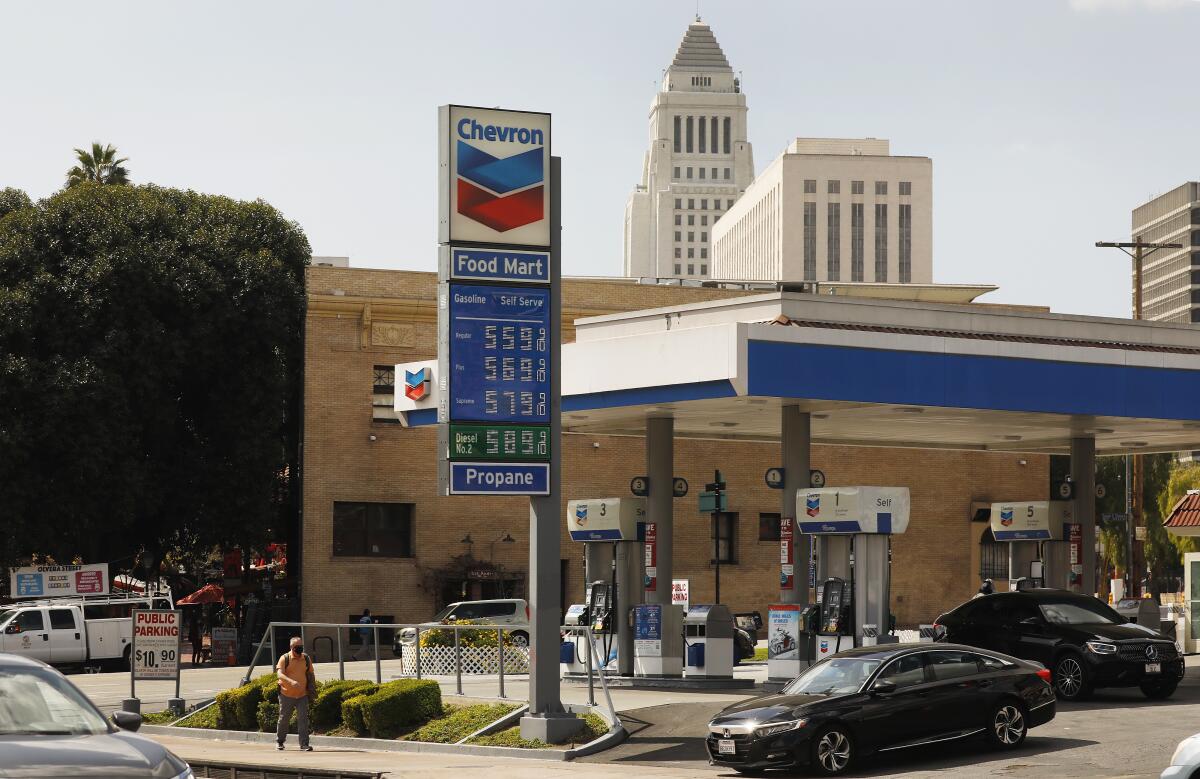 Una gasolinera Chevron en el centro de Los Ángeles