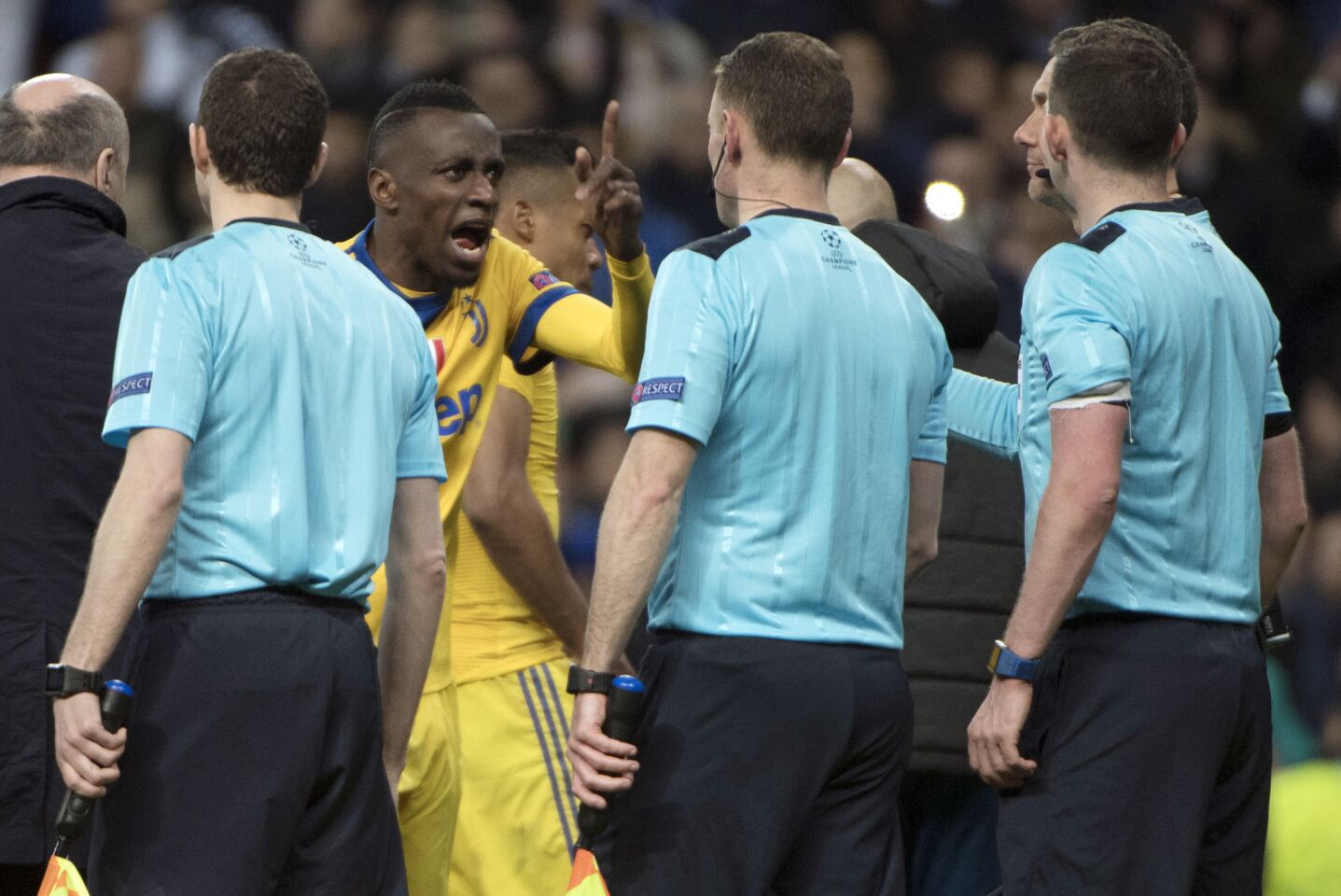 Juventus' French midfielder Blaise Matuidi (L) protests to referee during the UEFA Champions League quarter-final second leg football match between Real Madrid CF and Juventus FC at the Santiago Bernabeu stadium in Madrid on April 11, 2018. / AFP PHOTO / CURTO DE LA TORRECURTO DE LA TORRE/AFP/Getty Images ** OUTS - ELSENT, FPG, CM - OUTS * NM, PH, VA if sourced by CT, LA or MoD **