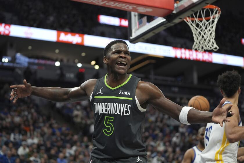 Anthony Edwards de los Timberwolves de Minnesota durante el juego contra los Warriors de Golden State, el domingo 24 de marzo de 2024, en Minneapolis. (AP Foto/Abbie Parr)