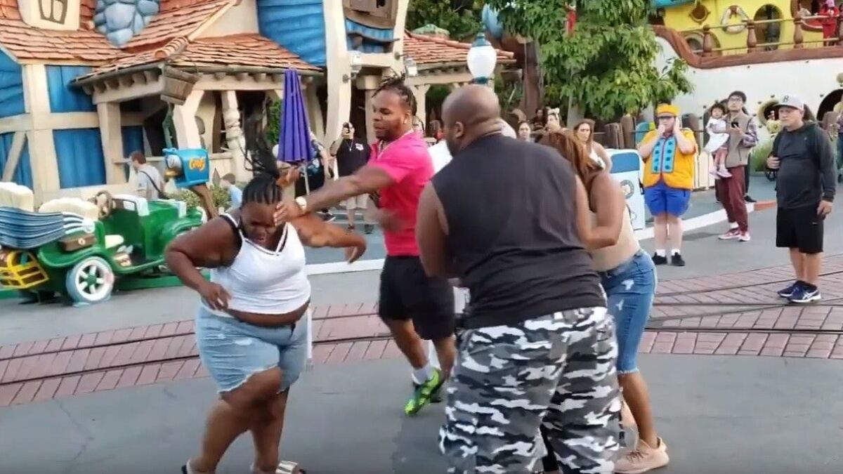 Video Shows Violent Family Fight At Disneyland As Stunned Parkgoers Try To Intervene The San Diego Union Tribune - disneyland brawl world star