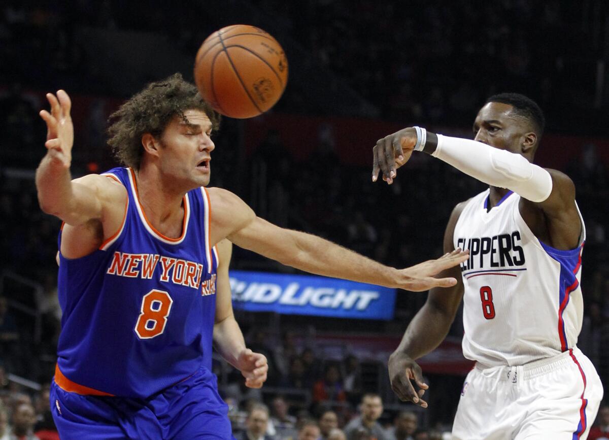 Clippers forward Jeff Green (8) passes the ball around Knicks center Robin Lopez (8) during the first half Friday night.