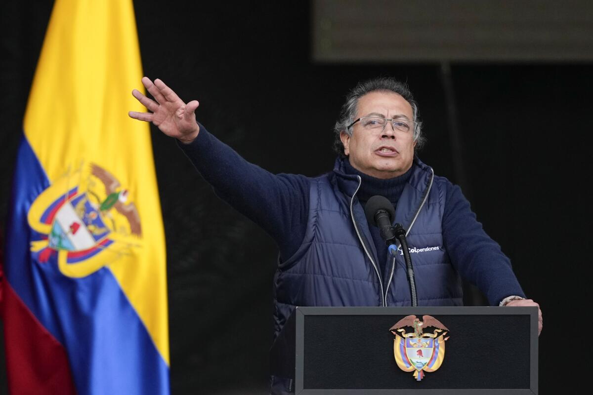 ARCHIVO - El presidente de Colombia, Gustavo Petro, da un discurso tras firmar una reforma
