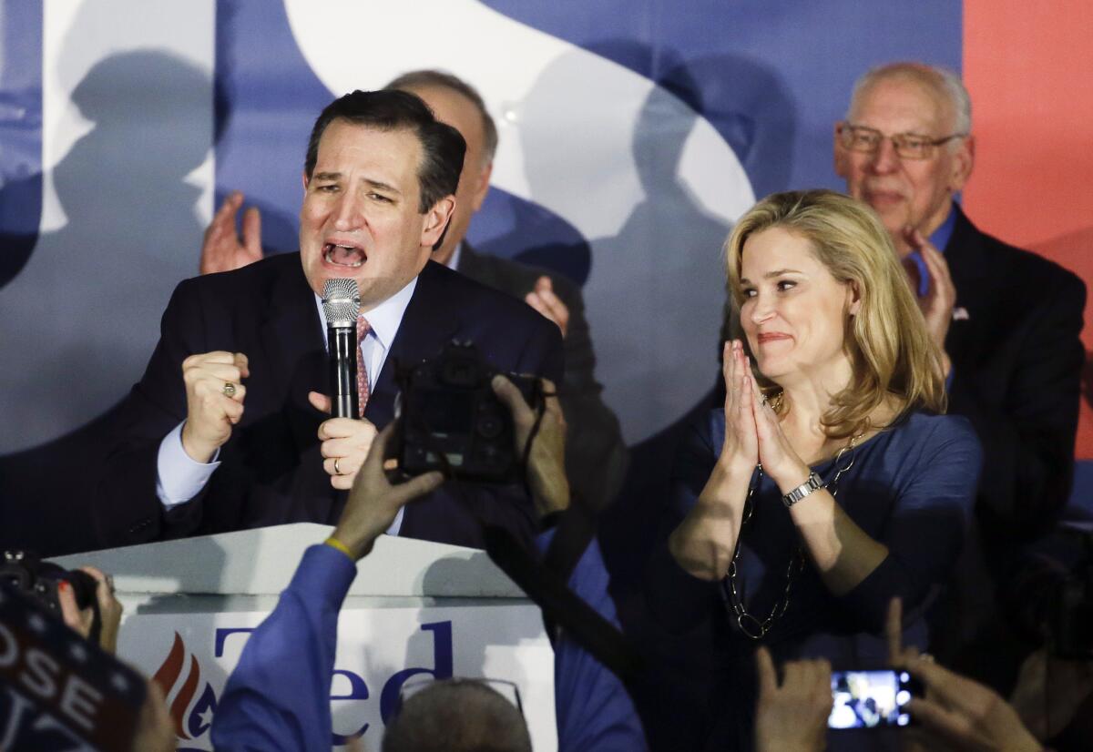 El aspirante a la nominación republicana a la presidencia de Estados Unidos, el senador por Texas Ted Cruz, interviene durante un acto de campaña en la noche de los caucus de Iowa, junto a su esposa Heidi, el 1 de febrero de 2016, en Des Moines, Iowa. (Foto AP/Chris Carlson)