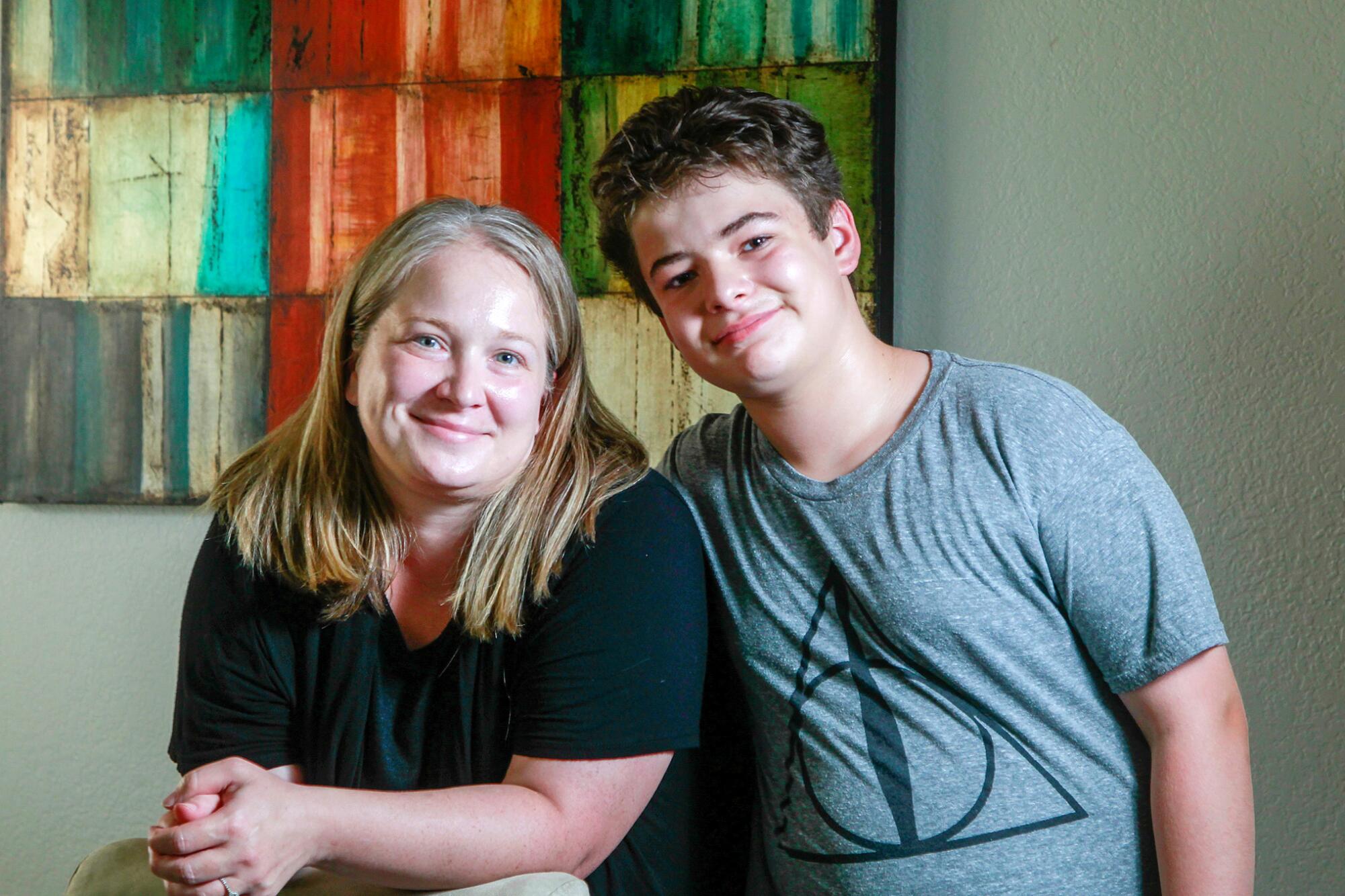 Carrie Holliday (izquierda) y su hijo, Oliver, posan para fotos el 13 de septiembre de 2019 en San Diego, California. Su familia debió recurrir al debido proceso como una vía para luchar legalmente por los servicios de educación especial en el sistema escolar, que consideran que Oliver no recibe.