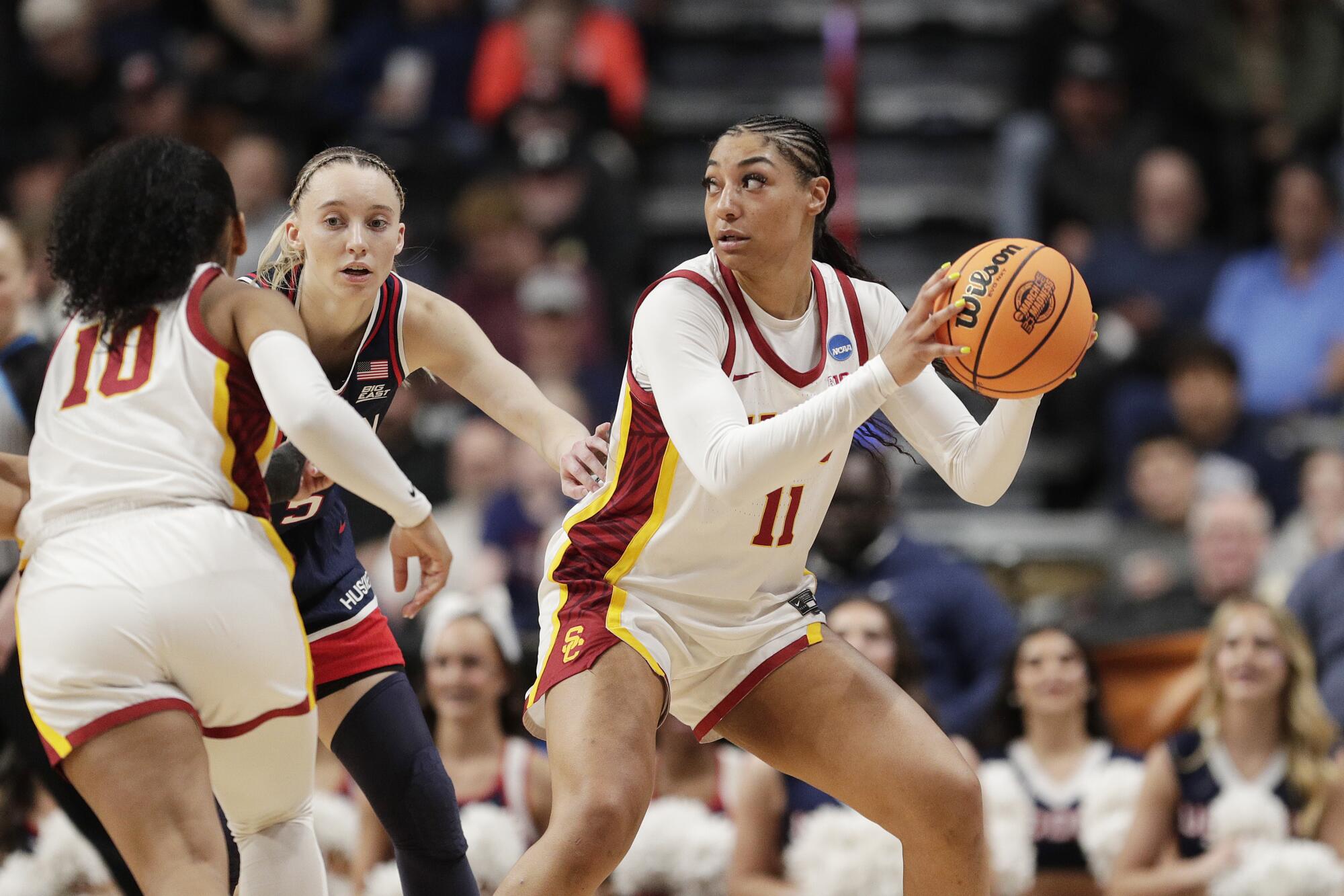 USC gardiyanı Kennedy Smith, Elite Eight NCAA turnuvası maçında topu UConn gardiyanı Paige Bueckers'tan uzakta tutuyor.