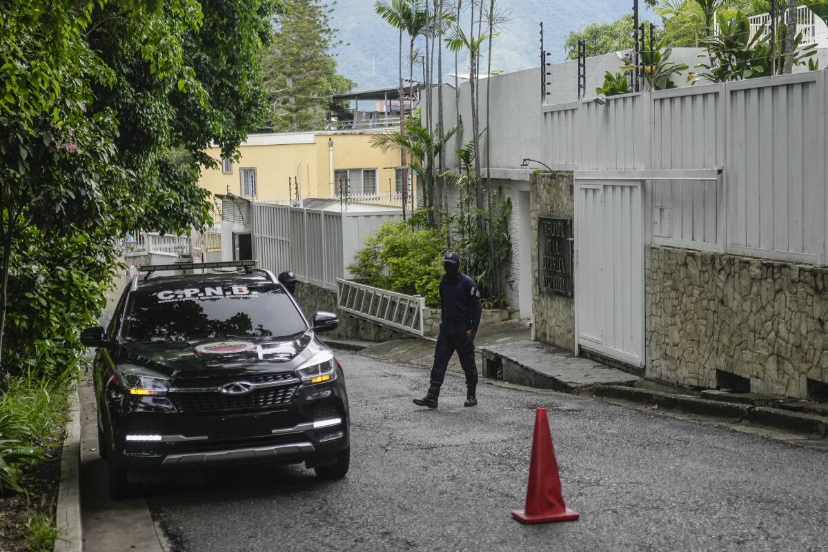 Una patrulla de la policía estacionada afuera de la embajada de Argentina