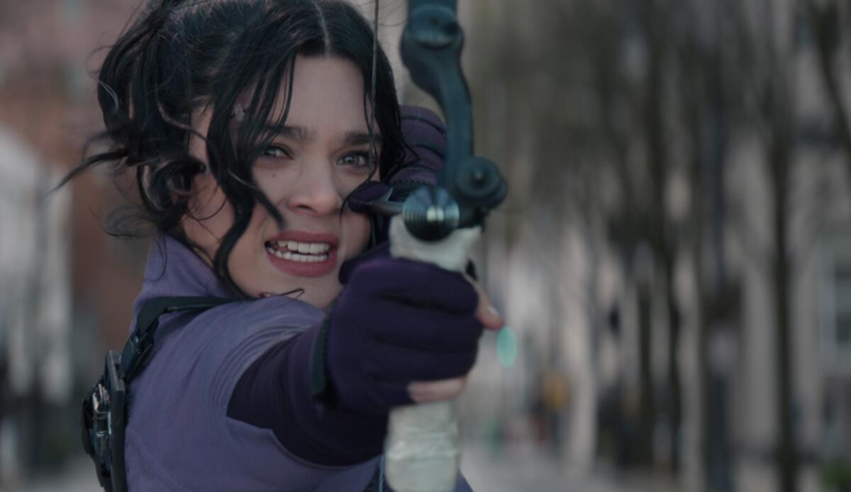 Steinfeld como el personaje de Kate Bishop en la serie 'Hawkeye' de Marvel