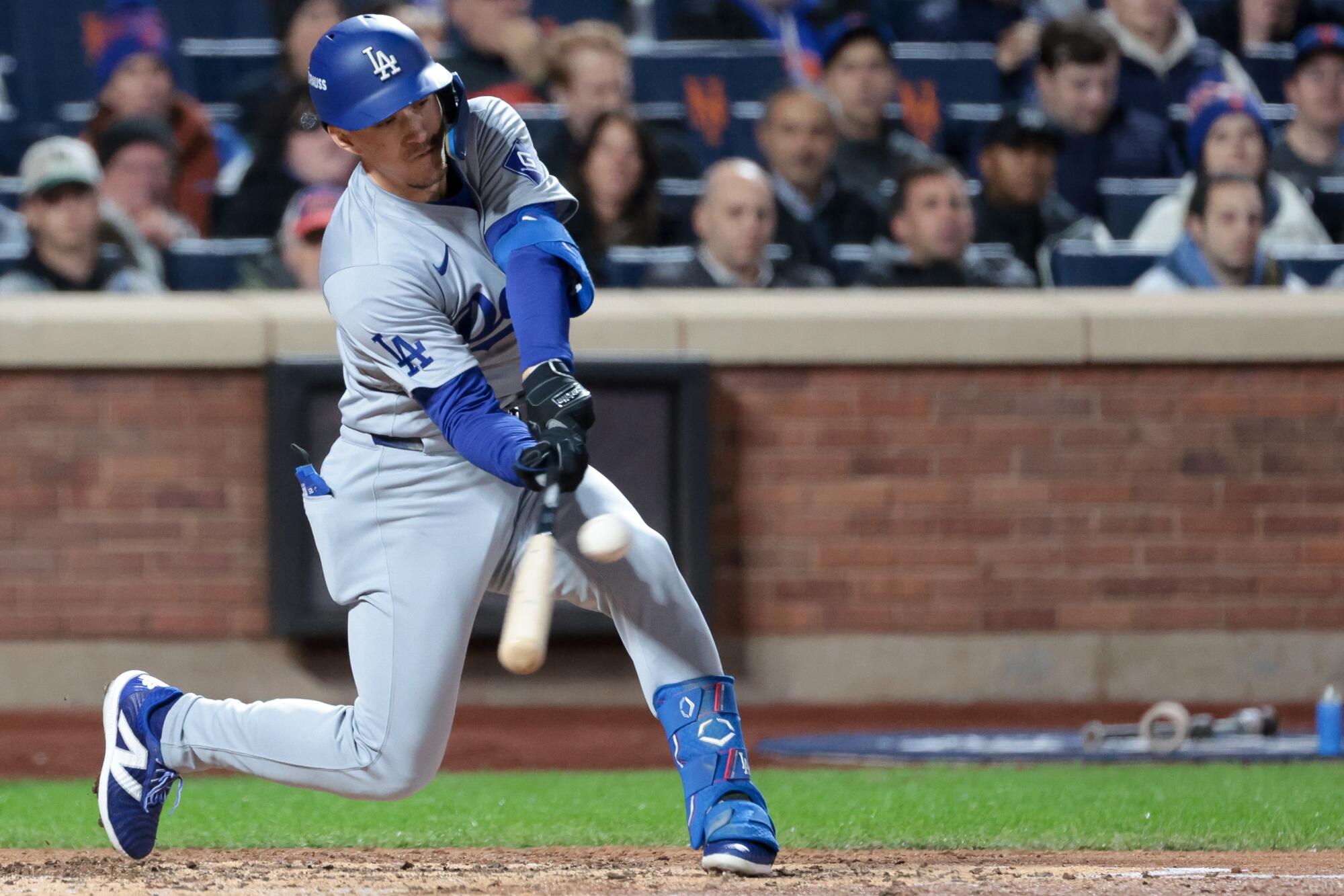 Dodgers present their would possibly, blowing out Mets to maneuver a win away from World Collection 2 Tommy Edman hits a run-scoring double in the third inning for the Dodgers in Game 4 of the NLCS.