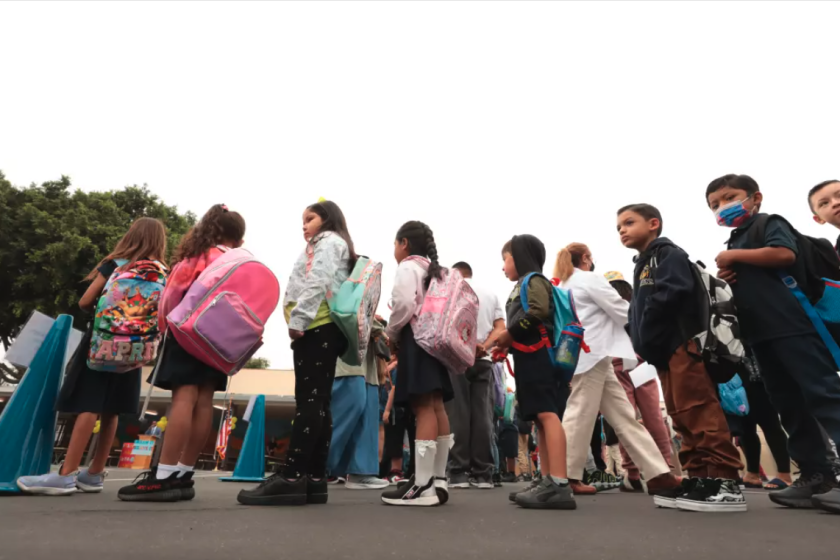 Los estudiantes hacen fila