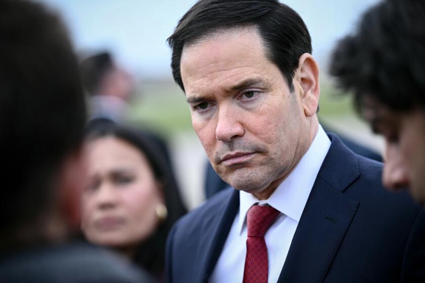 El secretario de Estado de estados Unidos, Marco Rubio, habla con la prensa después de una reunión de ministros del G7 con países socios en el aeropuerto Bourget en Le Bourget, en las afueras de París, el viernes 27 de marzo de 2026. (Brendan Smialowski/Pool Foto vía AP)
