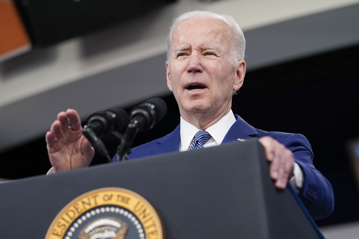 Joe Biden pronuncia un discurso en un auditorio de la Casa Blanca el 4 de marzo del 2022