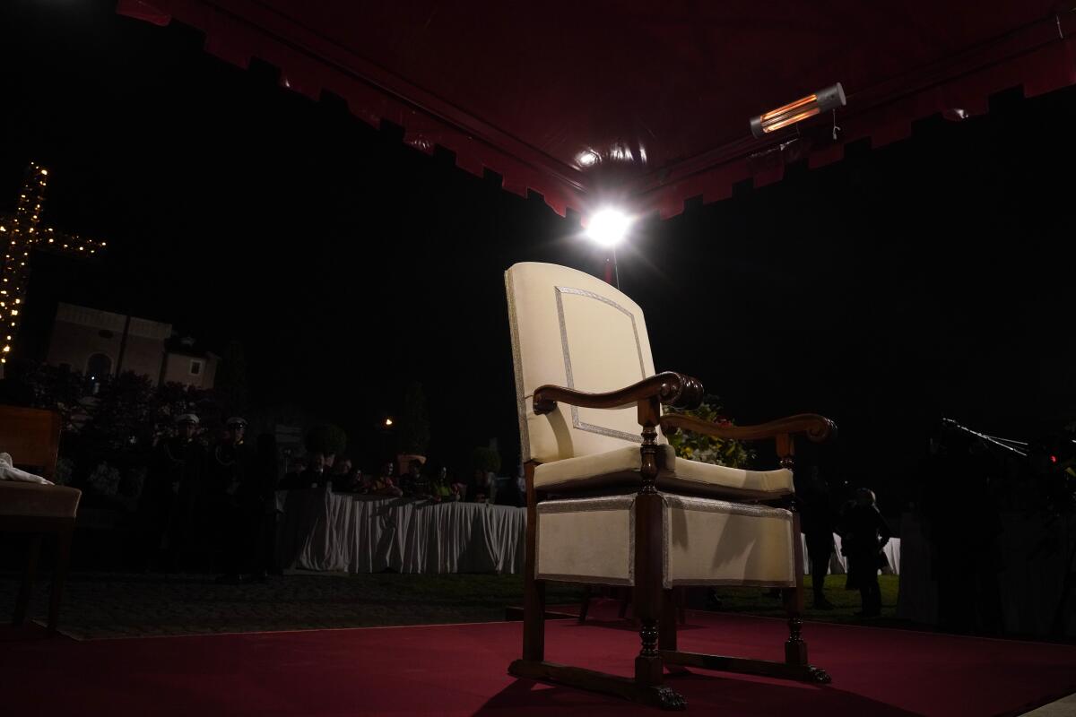 La silla del papa Francisco está desocupada antes del inicio de la Via Crucis 