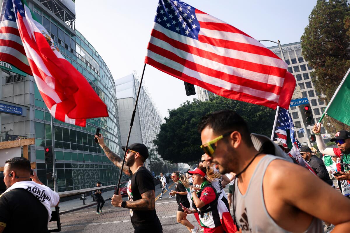 Los procesos de los Estados Unidos pasan cuando la calle de la ciudad en la bandera de la calle de la ciudad