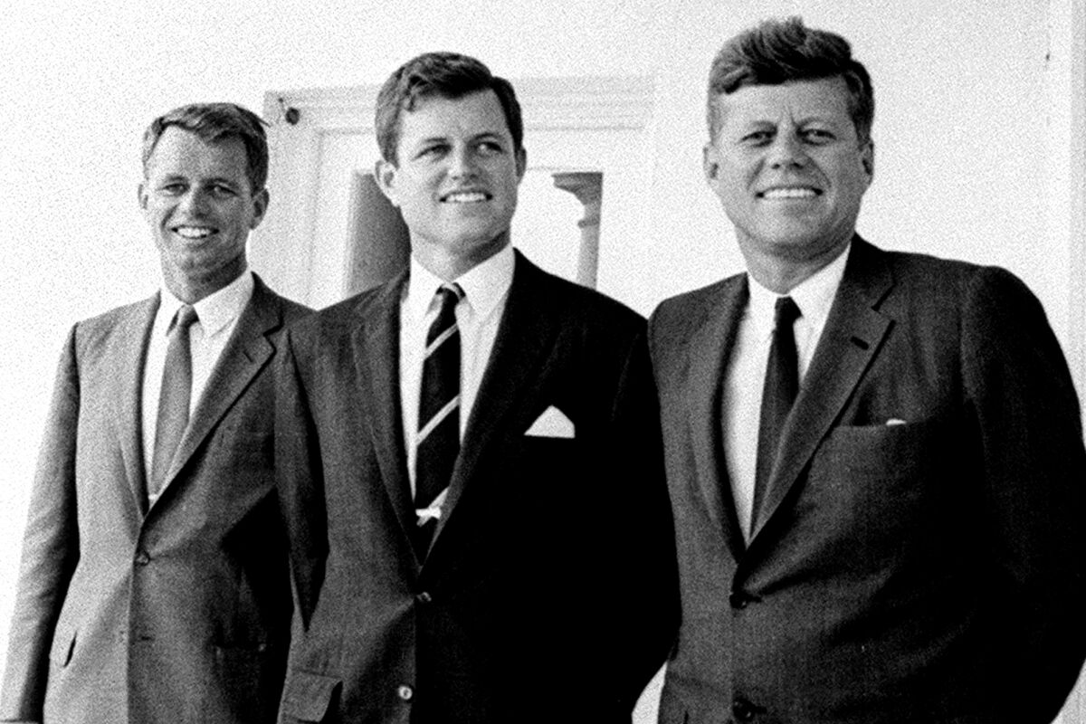 Kennedy kardeşler koyu renk takım elbiseli ve kravatlı.