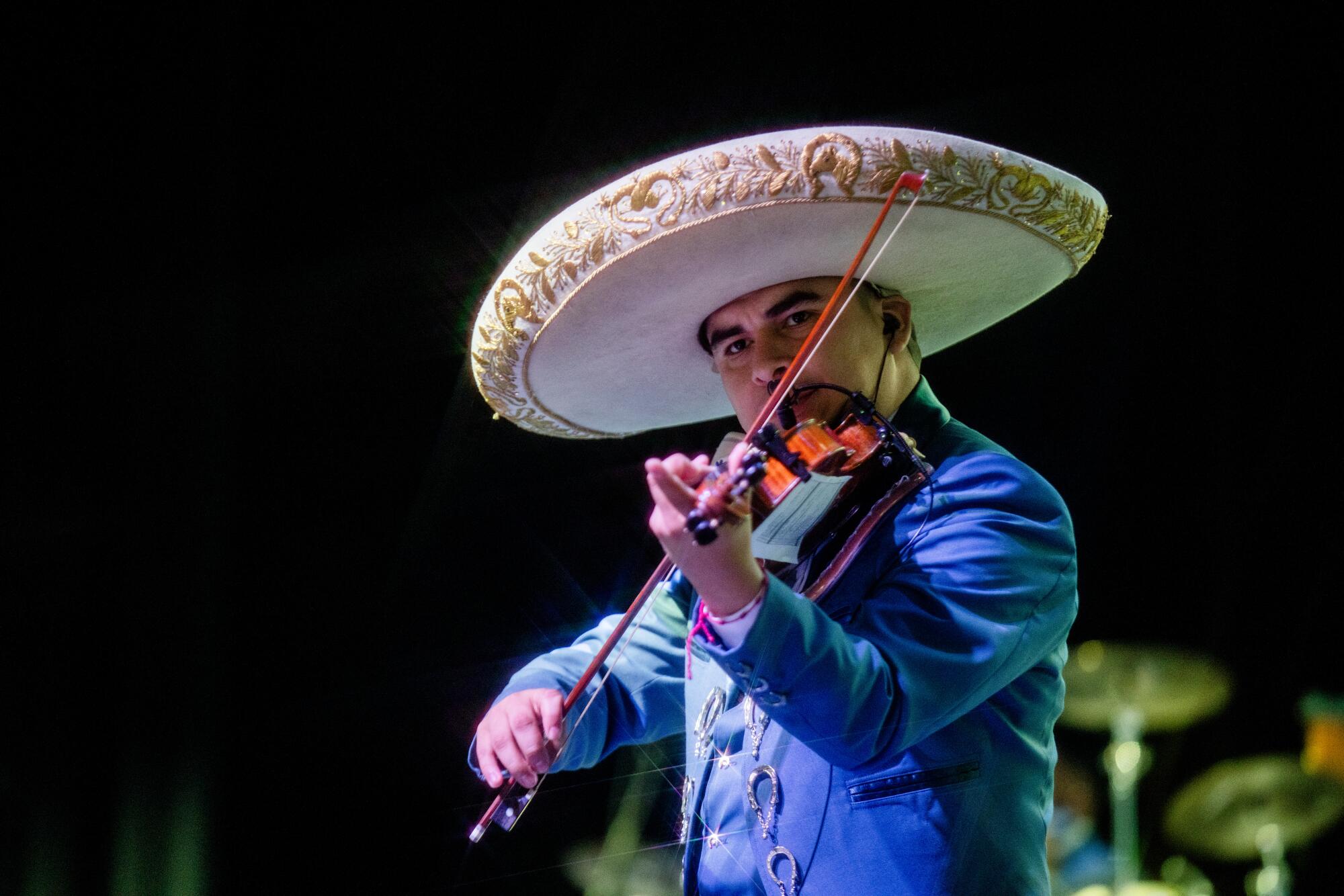 El mariachi sonó con fuerza y acompañó a Pedro durante toda su actuación en el YouTube Theater.