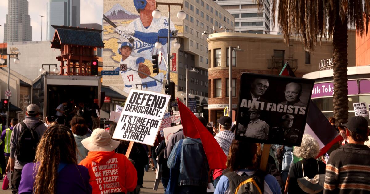 A população da Califórnia despencou em meio à repressão à imigração de Trump A população da Califórnia despencou em meio à repressão à imigração de Trump