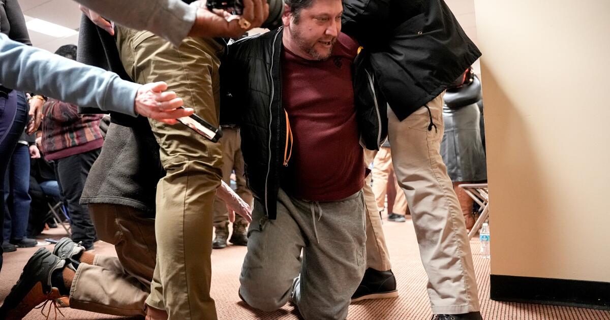 O homem preso no ataque a Ilhan Omar tem antecedentes criminais e postou postagens pró-Trump