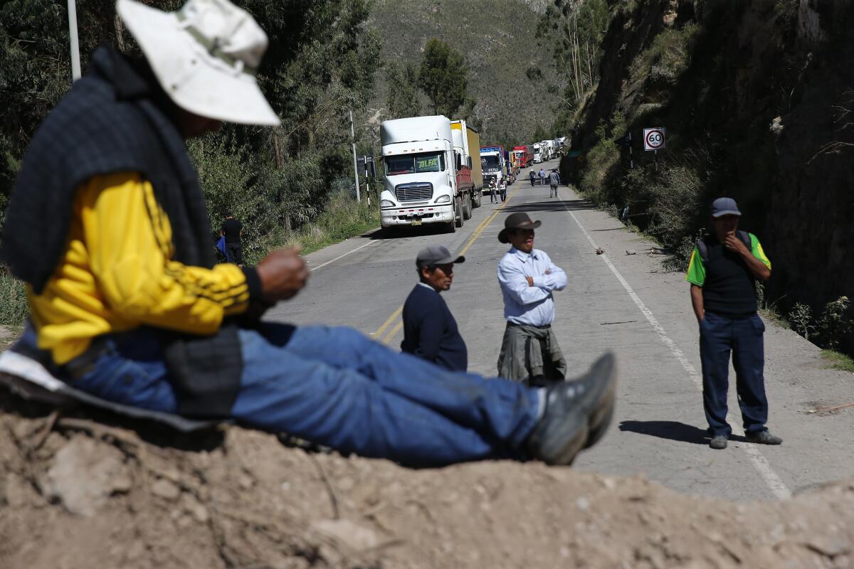 Manifestantes contra el gobierno bloquean la autopista Panamericana en Cusco, Perú,