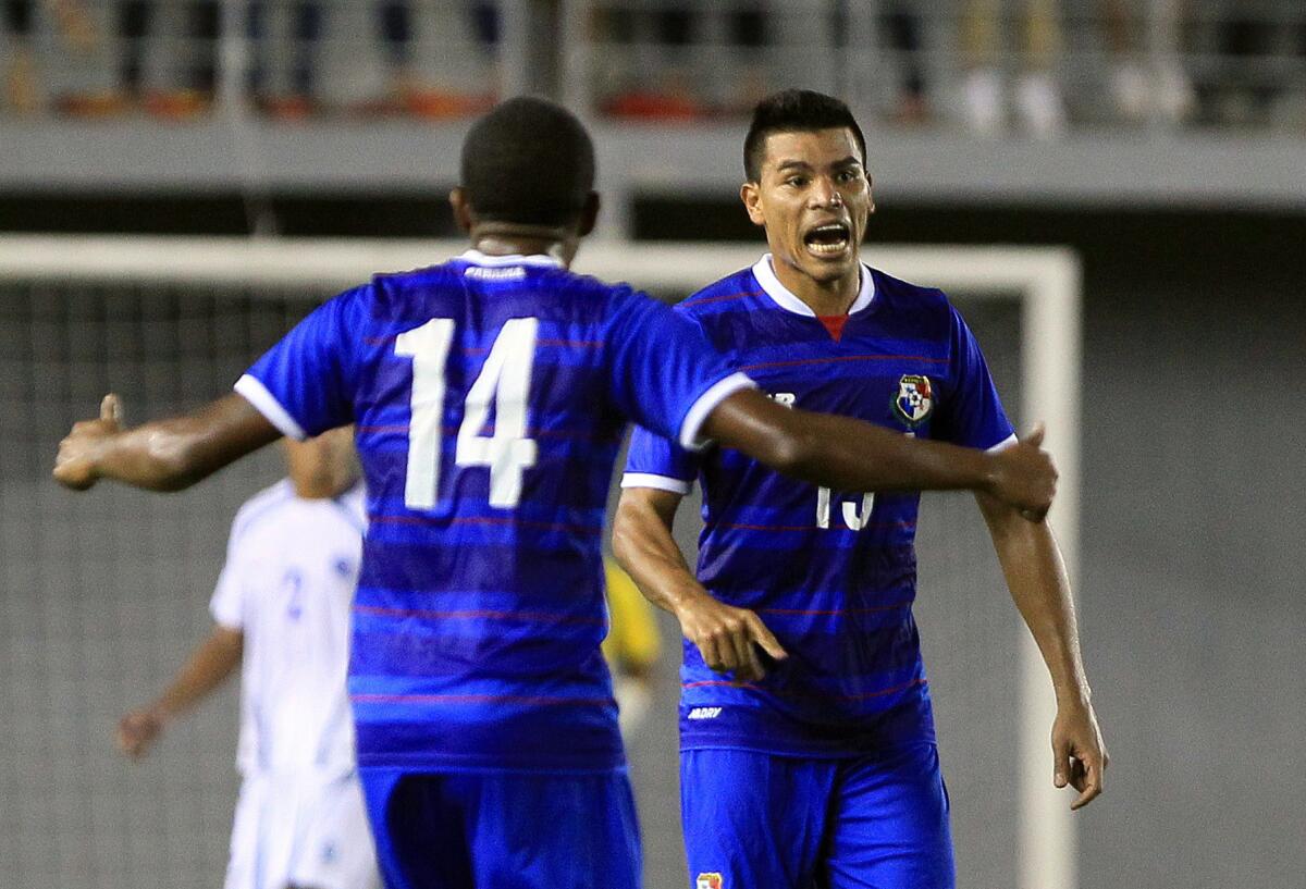 Martín Gómez (d) y José Gonzáles (i) del la selección de Panamá, celebran su anotación ante El Salvador, durante un partido amistoso hoy, miércoles 17 de febrero de 2016, en Ciudad de Panamá (Panamá).