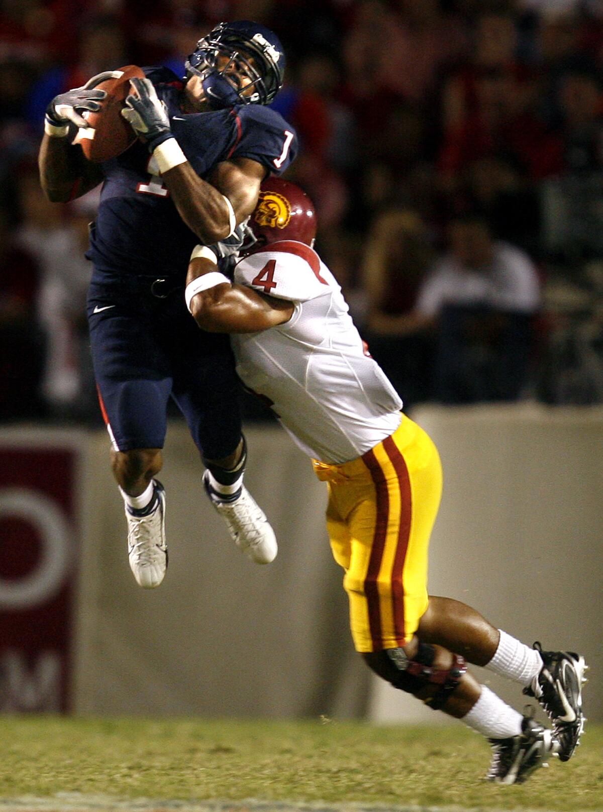 Kevin Ellison, durante sus días en USC, ataca al receptor de Arizona, Syndric Steptoe.