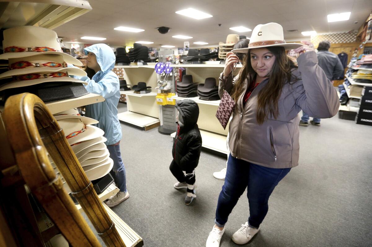 Irene Schaefer, de Johnson Creek, Wisconsin, se prueba un sombrero en la tienda Longhorn Saddlery 