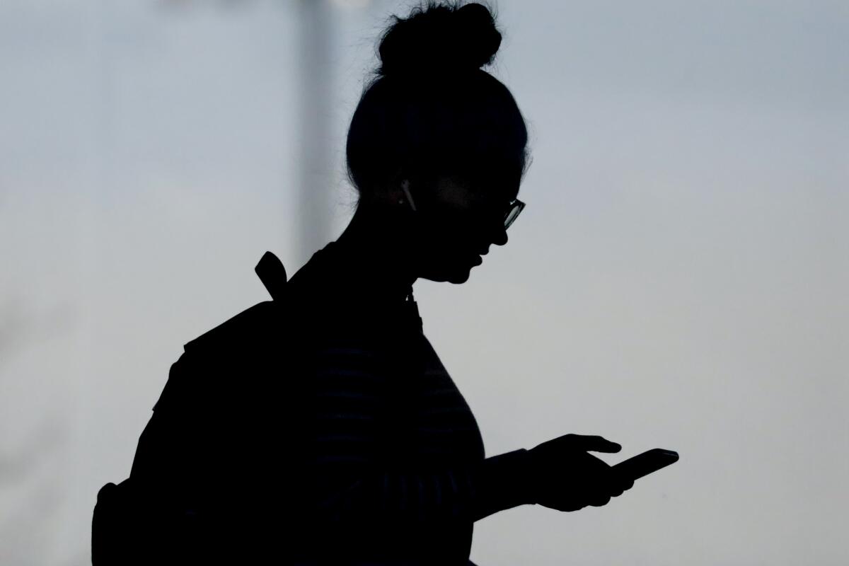 Una joven con su teléfono celular en Orem, Utah, el 14 de noviembre del 2019.