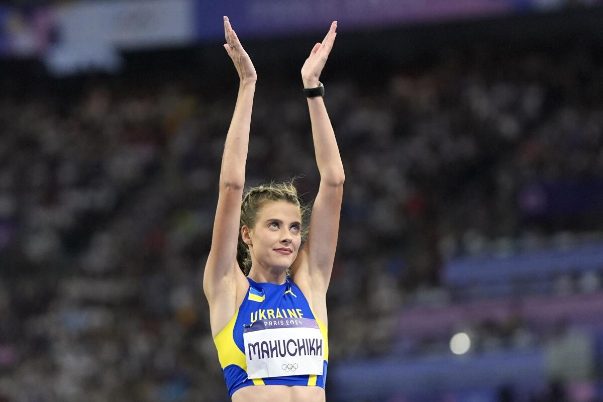 La ucraniana Yaroslava Mahuchikh reacciona tras ganar el salto de altura femenino del atletismo 